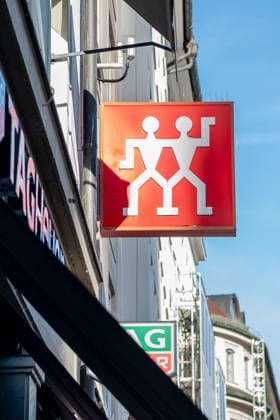 Muenchen GER, Themenbild Wirtschaft, Einzelhandel in der Muencher Innenstadt, 09.12.2025 Logo der Firma Zwilling ueber dem Eingang zum entsprechenden Geschaeft GER, Themenbild Wirtschaft, Einzelhandel in der Muencher Innenstadt, 09.12.2025 Copyright: xEibner-Pressefoto FranzxFeinerx EP_HFR