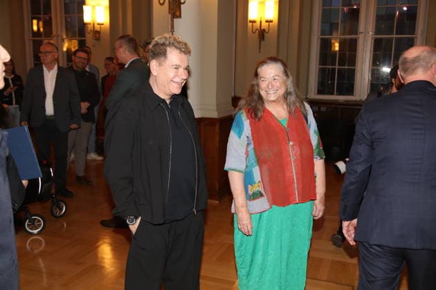 Peter Plate, hier mit Mutter, wird durch den Regierenden Bürgermeister von Berlin, Kai Wegner, nachträglich mit dem Verdienstorden des Landes Berlin im Säulensaal des Roten Rathaus geehrt. Der Geehrte hatte am 1. Oktober 2025, dem Verfassungstag des Landes Berlin, nicht an der Übergabezeremonie teilnehmen können. Berlin, 09.12.2025 Copyright: xMatthiasxWehnertx