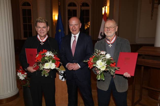 Peter Plate, hier mit Preisträger Detlef Mücke, wird durch den Regierenden Bürgermeister von Berlin, Kai Wegner, nachträglich mit dem Verdienstorden des Landes Berlin im Säulensaal des Roten Rathaus geehrt. Der Geehrte hatte am 1. Oktober 2025, dem Verfassungstag des Landes Berlin, nicht an der Übergabezeremonie teilnehmen können. Berlin, 09.12.2025 Copyright: xMatthiasxWehnertx