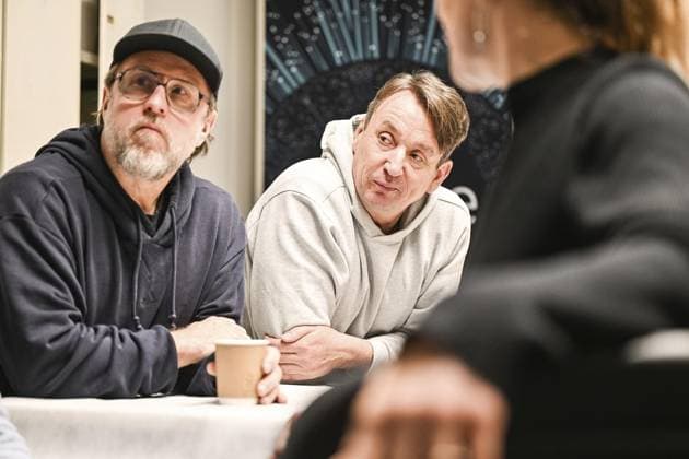 Stromberg Kino Tour im Revier - von Mülheim bis Dortmund mit u.a. C.M. Herbst und Bjärne Mädel ** NUR FÜR REDAKTIONELLE ZWECKE ** EDITORIAL USE ONLY **<p>Drehbuchautor Ralf Husmann (Mitte) mit den Schauspielern, Bjärne Mädel und Diana Staehly (v.l.) sind am Dienstag, 09. Dezember 2025 bei der Stromberg Kino Tour im UCI (hier Backstage) in Bochum dabei. Deutschland NRW Bochum Copyright: VladimirxWegener