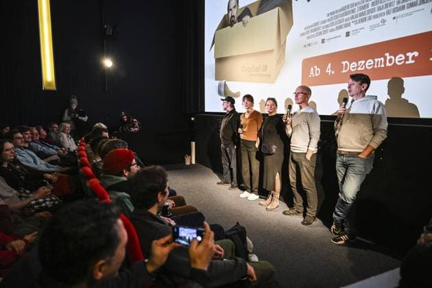 Stromberg Kino Tour im Revier - von Mülheim bis Dortmund mit u.a. C.M. Herbst und Bjärne Mädel ** NUR FÜR REDAKTIONELLE ZWECKE ** EDITORIAL USE ONLY **<p>Drehbuchautor Ralf Husmann (5.v.l.) mit den Schauspielern, Bjärne Mädel, Milena Dreißig, Diana Staehly und Christoph Maria Herbst sind am Dienstag, 09. Dezember 2025 bei der Stromberg Kino Tour im Casablanca in Bochum dabei. Deutschland NRW Bochum Copyright: VladimirxWegener