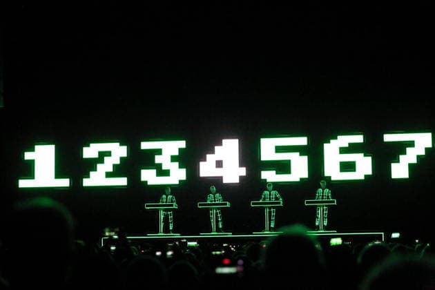 Ralf Hütter, Henning Schmitz, Falk Grieffenhagen und Georg Bongartz, v.l., von der Band Kraftwerk bei einem Konzert in der Uber Eats Music Hall in Berlin, 9. Dezember 2025. Kraftwerk Konzert Berlin