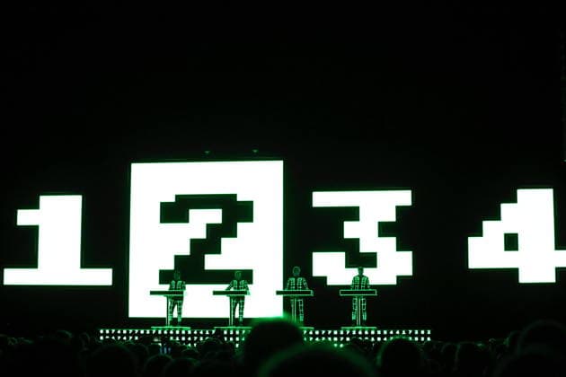Ralf Hütter, Henning Schmitz, Falk Grieffenhagen und Georg Bongartz, v.l., von der Band Kraftwerk bei einem Konzert in der Uber Eats Music Hall in Berlin, 9. Dezember 2025. Kraftwerk Konzert Berlin
