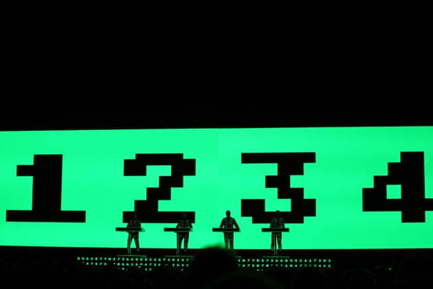 Ralf Hütter, Henning Schmitz, Falk Grieffenhagen und Georg Bongartz, v.l., von der Band Kraftwerk bei einem Konzert in der Uber Eats Music Hall in Berlin, 9. Dezember 2025. Kraftwerk Konzert Berlin