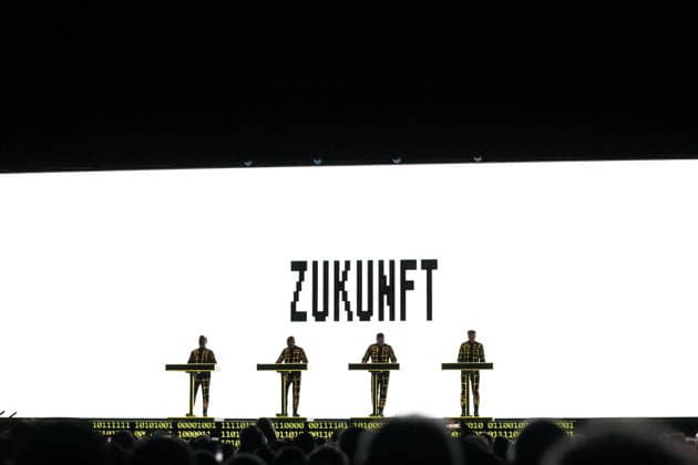 Ralf Hütter, Henning Schmitz, Falk Grieffenhagen und Georg Bongartz, v.l., von der Band Kraftwerk bei einem Konzert in der Uber Eats Music Hall in Berlin, 9. Dezember 2025. Kraftwerk Konzert Berlin