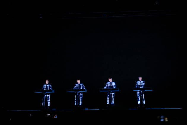 Ralf Hütter, Henning Schmitz, Falk Grieffenhagen und Georg Bongartz, v.l., von der Band Kraftwerk bei einem Konzert in der Uber Eats Music Hall in Berlin, 9. Dezember 2025. Kraftwerk Konzert Berlin