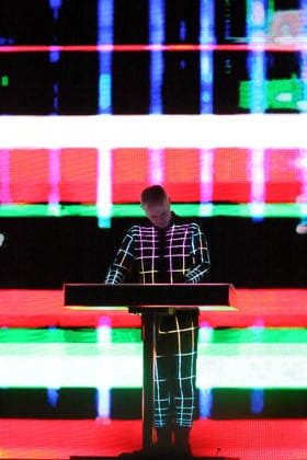 Falk Grieffenhagen von der Band Kraftwerk bei einem Konzert in der Uber Eats Music Hall in Berlin, 9. Dezember 2025. Kraftwerk Konzert Berlin