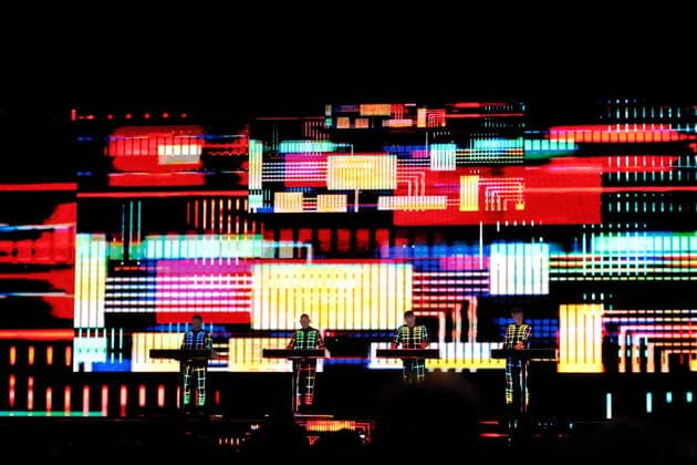 Ralf Hütter, Henning Schmitz, Falk Grieffenhagen und Georg Bongartz, v.l., von der Band Kraftwerk bei einem Konzert in der Uber Eats Music Hall in Berlin, 9. Dezember 2025. Kraftwerk Konzert Berlin