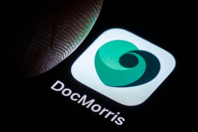 Symbolfoto: Die App von DocMorris wird auf einem Smartphone angezeigt. Berlin, 10.12.2025. Berlin Deutschland Copyright: xThomasxTrutschelx