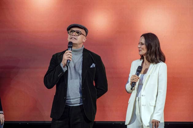 El Mago Pop offers a press conference in Barcelona surrounded by Hollywood stars I D Billy Zane and Aitana Sánchez Gijón during the press conference of El Mago Pop held at the Teatre Victòria, on December 10, 2025, in Barcelona Spain FAMOUS MAGIC MAGIC ACTOR ACTRESS HOLLYWOOD Barcelona Barcelona Espana  Copyright: xDavidxOllerx 7160798