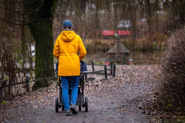 Symbolfoto zum Eltern sein: Eine Frau schiebt einen Kinderwagen durch einen Park, aufgenommen in Berlin, 10.12.2025. Berlin Deutschland Copyright: xAmreixSchulzx