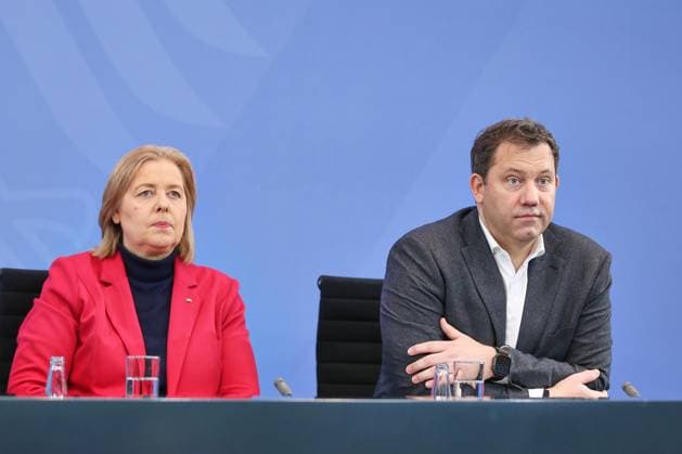Berlin, Deutschland, 11.12.2025: Bundeskanzleramt: Pressekonferenz nach Koalitionsausschuss: Bundesministerin für Arbeit und Soziales Bärbel Bas (SPD) und Bundesminister der Finanzen Lars Klingbeil (SPD) Copyright: xdtsxNachrichtenagenturx dts_98813