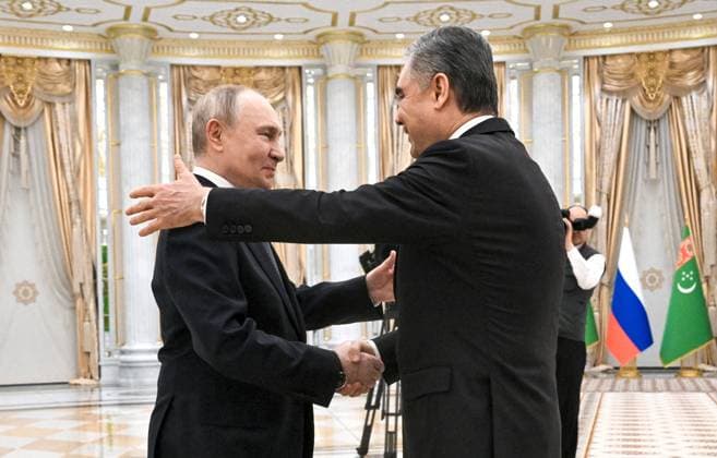 Turkmenistan Russia 9069798 12.12.2025 Russian President Vladimir Putin is welcomed by Chairman of the People s Council of Turkmenistan (Khalk Maslahaty) Gurbanguly Berdimuhamedov before a meeting in Ashgabat, Turkmenistan. Kristina Kormilitsyna Sputnik Ashgabad Turkmenistan  Copyright: xKristinaxKormilitsynax