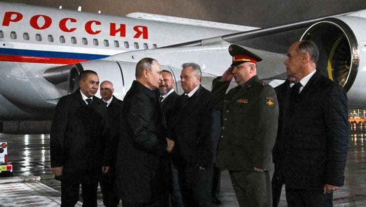 Turkmenistan Russia 9069803 12.12.2025 Russian President Vladimir Putin, accompanied by Deputy Chairman of the Turkmen Cabinet of Ministers Hojamyrat Geldimyradov, attends a welcoming ceremony upon arrival at Ashgabat International Airport in Ashgabat, Turkmenistan. Kristina Kormilitsyna Sputnik Ashgabad Turkmenistan  Copyright: xKristinaxKormilitsynax
