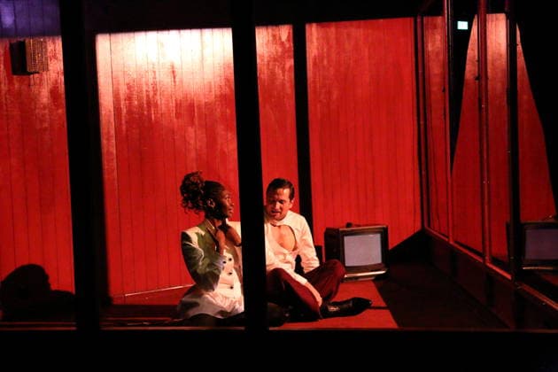 Ruby Commey und Samuel Schneider während der Fotoprobe für Die Legende von Paul und Paula im Maxim Gorki Theater in Berlin, Studio, 11. Dezember 2025. Nach der Filmerzählung von Ulrich Plenzdorf zum gleichnamigen DEFA-Film. Regie Murat Dikenci. Bühne und Kostüme Marilena Büld. Premiere ist am 13. Dezember 2025. Maxim Gorki Theater Berlin Die Legende von Paul und Paula