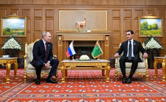 Turkmenistan Russia 9069944 12.12.2025 Russian President Vladimir Putin and Turkmen President Serdar Berdimuhamedov shake hands as they pose for photos before a meeting in Ashgabat, Turkmenistan. Kristina Kormilitsyna Sputnik Ashgabat Turkmenistan  Copyright: xKristinaxKormilitsynax