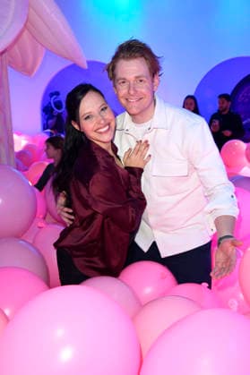 Nadja Jo Klapper und Johannes Heinrichs bei der Ausstellungseröffnung Bubble Planet - Das Erlebnismuseum für alle Sinne in der Arena Berlin. Berlin, 11.12.2025