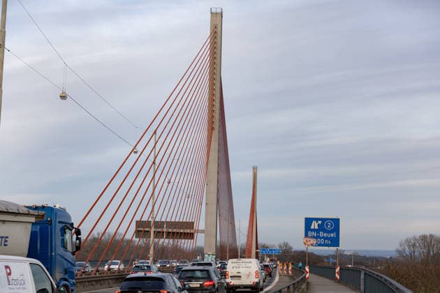 Bonner Nordbrücke ab Januar für schwere Fahrzeuge gesperrt - 12.12.2025. Verkehr auf der Friedrich-Ebert-Brücke (Nordbrücke) in Bonn. Ab Januar gilt auf dem Rheinübergang ein Durchfahrtsverbot für Fahrzeuge mit einem zulässigen Gesamtgewicht von mehr als 7,5 Tonnen. Die Autobahn GmbH reagiert damit auf den baulichen Zustand der Brücke und will die Belastung reduzieren. Der Individualverkehr rollt weiterhin, für den Schwerlastverkehr gelten Umleitungen. Bonn Castell Nordrhein-Westfalen Deutschland Copyright: xBonn.digitalx xMarcxJohnx