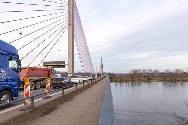 Bonner Nordbrücke ab Januar für schwere Fahrzeuge gesperrt - 12.12.2025. Verkehr auf der Friedrich-Ebert-Brücke (Nordbrücke) in Bonn. Ab Januar gilt auf dem Rheinübergang ein Durchfahrtsverbot für Fahrzeuge mit einem zulässigen Gesamtgewicht von mehr als 7,5 Tonnen. Die Autobahn GmbH reagiert damit auf den baulichen Zustand der Brücke und will die Belastung reduzieren. Der Individualverkehr rollt weiterhin, für den Schwerlastverkehr gelten Umleitungen. Bonn Castell Nordrhein-Westfalen Deutschland Copyright: xBonn.digitalx xMarcxJohnx