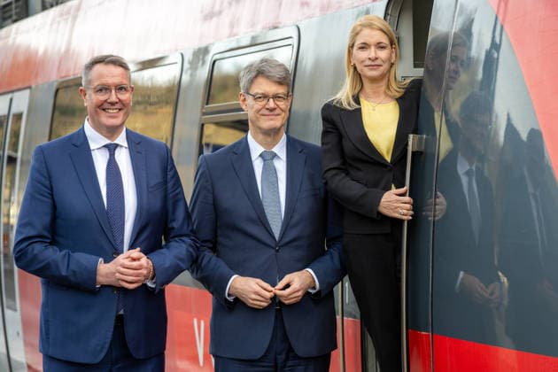 Eröffnung der Ahrtalbahn nach der Flutkatastrophe. Im Bild die Vorsitzende des Vorstands Deutsche Bahn AG Evelyn Palla an einem Zug posierend neben Bundesverkehrsminister Patrick Schnieder (Mitte) und Ministerpräsident Rheinland-Pfalz Alexander Schweitzer. Anlässlich der Fertigstellung und Eröffnung der von der Flut im Jahr 2021 stark zerstörten Eisenbahnstrecke entlang der Ahr befuhr Palla zusammen mit hochrangigen Politikern das Teilstück zwischen Dernau und Altenahr, wo ein Festakt stattfand. Ahrweiler Rheinland-Pfalz Deutschland