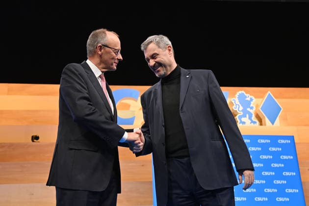Markus SOEDER (Ministerpraesident Bayern und CSU Vorsitzender) begruesst Bundeskanzler Friedrich MERZ (CDU), CSU Parteitag 2025 am 12.und 13.12.2025 MESSE MUENCHEN