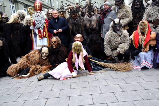 Dr Christian Scharpf Wirtschaftsreferent mit Krampus Laeufer. Muenchen 14.12.2025 Augustiner Neuhauserstrasse Aufstellung und Beginndes Krampuslauf entlang des Muenchner Christkindlmarkts Foto Muenchen