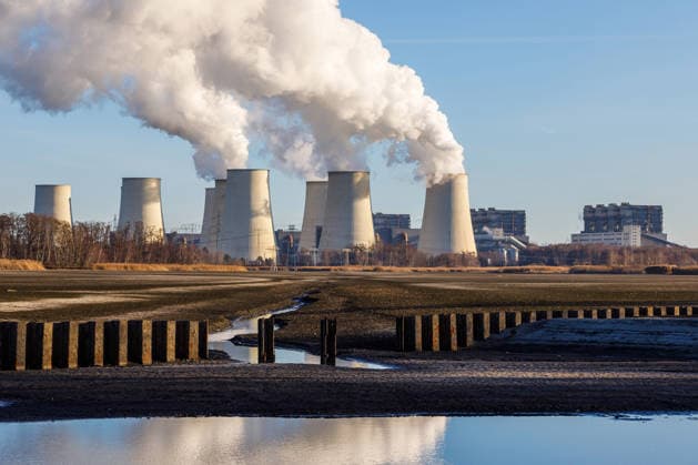 Kraftwerk Jaenschwalde DEU Deutschland Brandenburg Peitz, 15.12.2025, Braunkohlekraftwerk Jaenschwalde (LEAG), Blick ueber die Peitzer Teichlandschaft zum Kraftwerk Jaenschwalde.