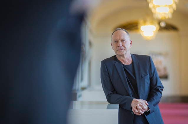 Hasko Weber wird Intendant des Staatsschauspiels Dresden Der gebürtige Dresdner Hasko Weber wird ab der Spielzeit 2027 28 neuer Intendant des Staatsschauspiels Dresden. Dem hat die Sächsische Staatsregierung am 16. Dezember 2025, zugestimmt. Der Vertrag besitzt eine Laufzeit von fünf Jahren und bereits im Januar 2026 beginnt Hasko Weber mit den Vorbereitungen der Spielzeit 2027 28. Er tritt damit die Nachfolge von Joachim Klement an, der seit der Spielzeit 2017 18 Intendant des Staatsschauspiels Dresden ist. Dresden Sachsen Deutschland
