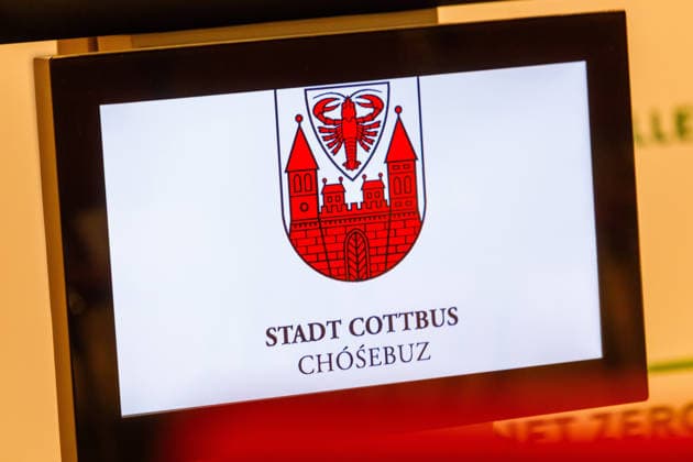 Stadt Cottbus Symbolfoto DEU Deutschland Brandenburg Cottbus, 16.12.2025, Symbolfoto Stadt Cottbus, Stadt Cottbus Chosebuz (sorbisch) und das Stadtwappen von Cottbus sind auf einem Display zu sehen.