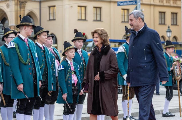 News Bilder des Tages Bild: v.li. Ihre Majestaet Koenigin Silvia von Schweden wird vom Bayerischen Ministerpraesident Dr. Markus Soeder auf dem roten Teppich empfangen Muenchen, Muenchner Residenz, 17.12.2025, Ministerpraesident Dr. Markus Soeder begruesst Ihre Majestaet Koenigin Silvia von Schweden, Verleihung der Bayersichen Staatsmedaille fuer soziale Verdienste Copyright: HMBxMedia xJulienxBecker