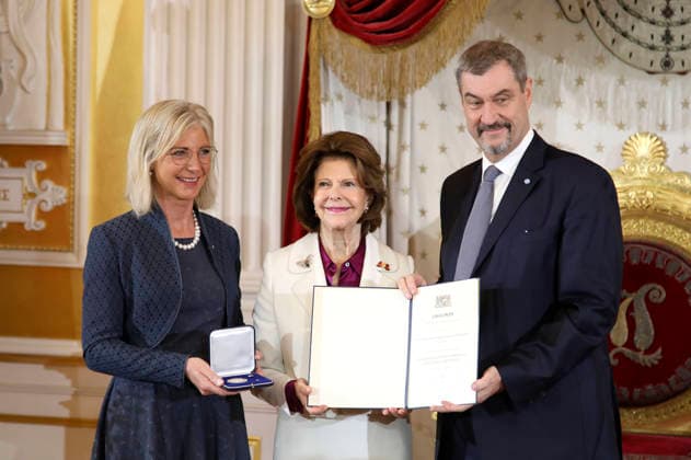 News Bilder des Tages Ulrike Scharf, Königin Silvia von Schweden und Markus Söder bei der Verleihung der Bayerischen Staatsmedaille für soziale Verdienste an Königin Silvia von Schweden in der Residenz. München, 17.12.2025