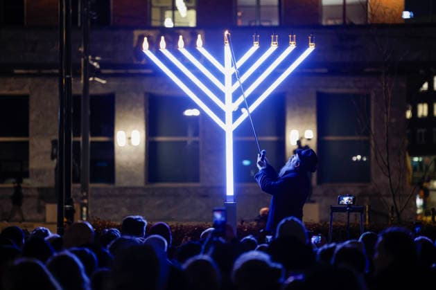 News Bilder des Tages Chabad Libovitch arrangerer hanukkah-lystenning Oslo 20251217. Hanukkah-lystenning arrangert av den jodiske organisasjonen Chabad Libovitch pa Radhusplassen onsdag kveld. Foto: Jonas Been Henriksen NTB Oslo Norge bqTnhnDO5XM EDITORIAL USE ONLY Ref:bqTnhnDO5XM.jpg Copyright: xJonasxBeenxHenriksenx xNTBx