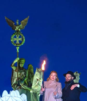 News Bilder des Tages Lichterzünden und Fackel Klöckner 17.12.2025, Germany, Berlin, Brandenburger Tor, Jüdisches Chanukka Fest Lichterzünden mit einer Fackel, Bundestagspräsidentin Julia Klöckner und Berlin Reg. Bürgermeister Kai Wegner, sowie der Rabi von Berlin Yehuda Teichtal, Â Berlin Berlin Germany