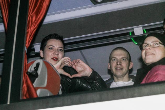 Former Belarusian political prisoners arrive in Warsaw, Poland - 18 Dec 2025 Maria Kalesnikava, Maxim Znak and Marina Zolotova, former political prisoners greet journalists from the bus that brought them from Ukraine. About 100 Belarusians and former political prisoners arrived at night from Ukraine. They were released on 13 December 2025 under Belarusian–US agreements and were forcibly taken to Ukraine. After several days in Ukraine, about 80 people will remain. Around 20 others will travel to Lithuania. At least two more people, opposition leaders will go to Germany at the invitation of the Foreign Ministry. Warsaw Poland Copyright: xVolhaxShukailax xSOPAxImagesx VSHUKAILA_4028