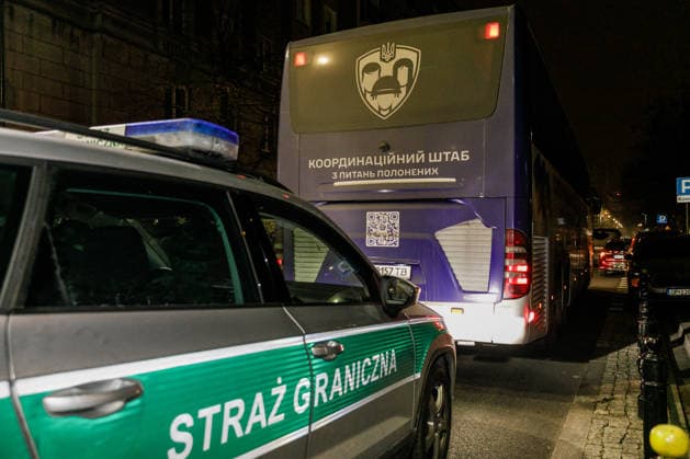 Former Belarusian political prisoners arrive in Warsaw, Poland - 18 Dec 2025 A Polish border guard seen escorting former political prisoners to the bus from Ukraine onward to Lithuania. About 100 Belarusians and former political prisoners arrived at night from Ukraine. They were released on 13 December 2025 under Belarusian–US agreements and were forcibly taken to Ukraine. After several days in Ukraine, about 80 people will remain. Around 20 others will travel to Lithuania. At least two more people, opposition leaders will go to Germany at the invitation of the Foreign Ministry. Warsaw Poland Copyright: xVolhaxShukailax xSOPAxImagesx VSHUKAILA_4045