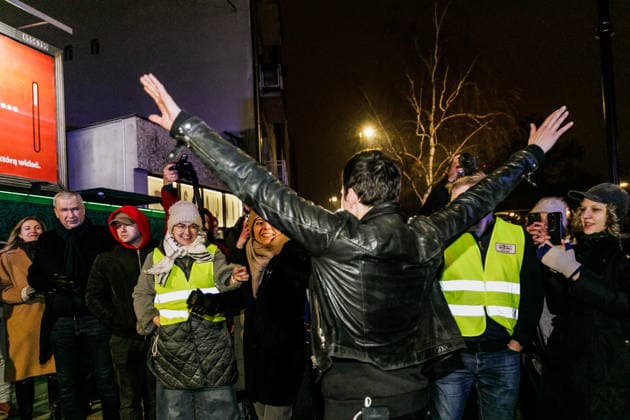 Former Belarusian political prisoners arrive in Warsaw, Poland - 18 Dec 2025 Maria Kalesnikava, Maxim Znak and Marina Zolotova, former political prisoners greet journalists from the bus that brought them from Ukraine. About 100 Belarusians and former political prisoners arrived at night from Ukraine. They were released on 13 December 2025 under Belarusian–US agreements and were forcibly taken to Ukraine. After several days in Ukraine, about 80 people will remain. Around 20 others will travel to Lithuania. At least two more people, opposition leaders will go to Germany at the invitation of the Foreign Ministry. Warsaw Poland Copyright: xVolhaxShukailax xSOPAxImagesx VSHUKAILA_4090