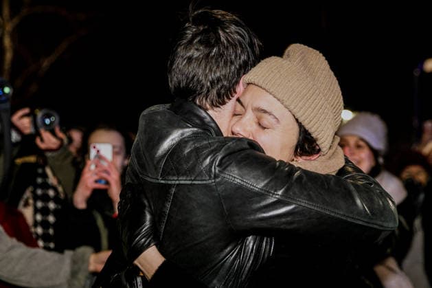 Former Belarusian political prisoners arrive in Warsaw, Poland - 18 Dec 2025 Maria Kalesnikava, a Belarusian professional flutist and political activist hugs her sister Tatsiana Khomich after arriving. About 100 Belarusians and former political prisoners arrived at night from Ukraine. They were released on 13 December 2025 under Belarusian–US agreements and were forcibly taken to Ukraine. After several days in Ukraine, about 80 people will remain. Around 20 others will travel to Lithuania. At least two more people, opposition leaders will go to Germany at the invitation of the Foreign Ministry. Warsaw Poland Copyright: xVolhaxShukailax xSOPAxImagesx VSHUKAILA_4098