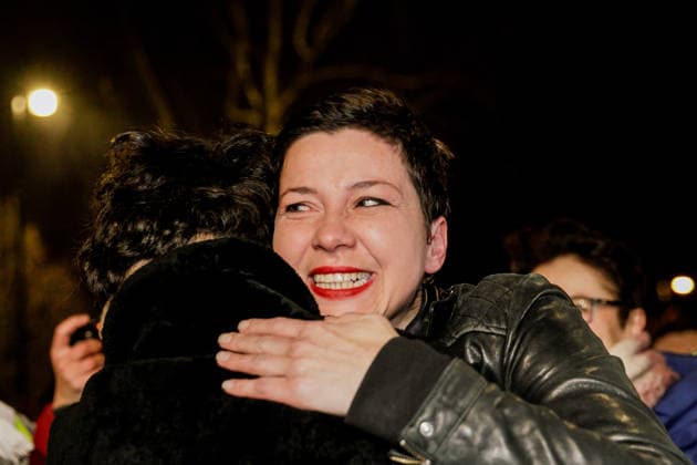 Former Belarusian political prisoners arrive in Warsaw, Poland - 18 Dec 2025 Maria Kalesnikava, a Belarusian professional flutist and political activist hugs her sister Tatsiana Khomich after arriving. About 100 Belarusians and former political prisoners arrived at night from Ukraine. They were released on 13 December 2025 under Belarusian–US agreements and were forcibly taken to Ukraine. After several days in Ukraine, about 80 people will remain. Around 20 others will travel to Lithuania. At least two more people, opposition leaders will go to Germany at the invitation of the Foreign Ministry. Warsaw Poland Copyright: xVolhaxShukailax xSOPAxImagesx VSHUKAILA_4108