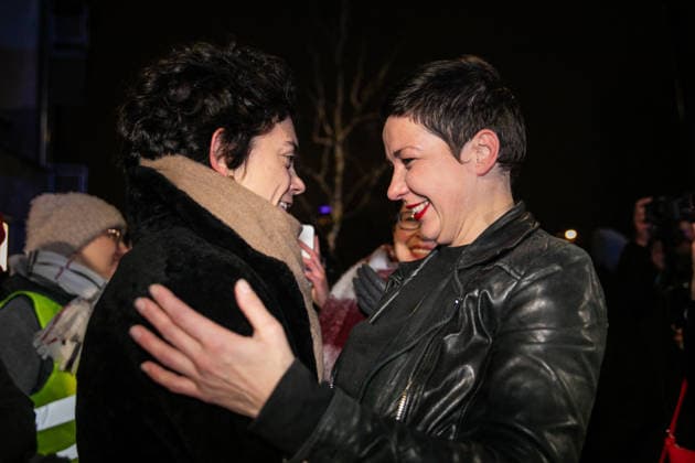 Former Belarusian political prisoners arrive in Warsaw, Poland - 18 Dec 2025 Maria Kalesnikava, a Belarusian professional flutist and political activist seen with her sister Tatsiana Khomich after arrival. About 100 Belarusians and former political prisoners arrived at night from Ukraine. They were released on 13 December 2025 under Belarusian–US agreements and were forcibly taken to Ukraine. After several days in Ukraine, about 80 people will remain. Around 20 others will travel to Lithuania. At least two more people, opposition leaders will go to Germany at the invitation of the Foreign Ministry. Warsaw Poland Copyright: xVolhaxShukailax xSOPAxImagesx VSHUKAILA_4112