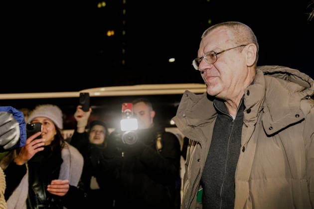 Former Belarusian political prisoners arrive in Warsaw, Poland - 18 Dec 2025 Viktar Babaryka, an opposition political figure who intended to run in the 2020 Belarusian presidential election and a former political prisoner greets people who came to welcome him. About 100 Belarusians and former political prisoners arrived at night from Ukraine. They were released on 13 December 2025 under Belarusian–US agreements and were forcibly taken to Ukraine. After several days in Ukraine, about 80 people will remain. Around 20 others will travel to Lithuania. At least two more people, opposition leaders will go to Germany at the invitation of the Foreign Ministry. Warsaw Poland Copyright: xVolhaxShukailax xSOPAxImagesx VSHUKAILA_4118