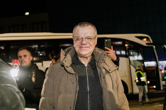 Former Belarusian political prisoners arrive in Warsaw, Poland - 18 Dec 2025 Viktar Babaryka, an opposition political figure who intended to run in the 2020 Belarusian presidential election and a former political prisoner greets people who came to welcome him. About 100 Belarusians and former political prisoners arrived at night from Ukraine. They were released on 13 December 2025 under Belarusian–US agreements and were forcibly taken to Ukraine. After several days in Ukraine, about 80 people will remain. Around 20 others will travel to Lithuania. At least two more people, opposition leaders will go to Germany at the invitation of the Foreign Ministry. Warsaw Poland Copyright: xVolhaxShukailax xSOPAxImagesx VSHUKAILA_4133