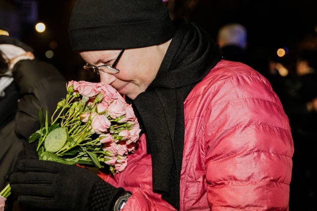Former Belarusian political prisoners arrive in Warsaw, Poland - 18 Dec 2025 Maryna Zolatava, former editor-in-chief of TUT.BY smells flowers given to her by former colleagues. About 100 Belarusians and former political prisoners arrived at night from Ukraine. They were released on 13 December 2025 under Belarusian–US agreements and were forcibly taken to Ukraine. After several days in Ukraine, about 80 people will remain. Around 20 others will travel to Lithuania. At least two more people, opposition leaders will go to Germany at the invitation of the Foreign Ministry. Warsaw Poland Copyright: xVolhaxShukailax xSOPAxImagesx VSHUKAILA_4190