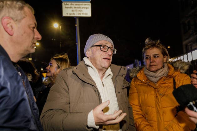 Former Belarusian political prisoners arrive in Warsaw, Poland - 18 Dec 2025 Alyaksandr Feduta, Belarusian politician, literary critic and political scientist, greets journalists after his arrival in Warsaw. About 100 Belarusians and former political prisoners arrived at night from Ukraine. They were released on 13 December 2025 under Belarusian–US agreements and were forcibly taken to Ukraine. After several days in Ukraine, about 80 people will remain. Around 20 others will travel to Lithuania. At least two more people, opposition leaders will go to Germany at the invitation of the Foreign Ministry. Warsaw Poland Copyright: xVolhaxShukailax xSOPAxImagesx VSHUKAILA_4207
