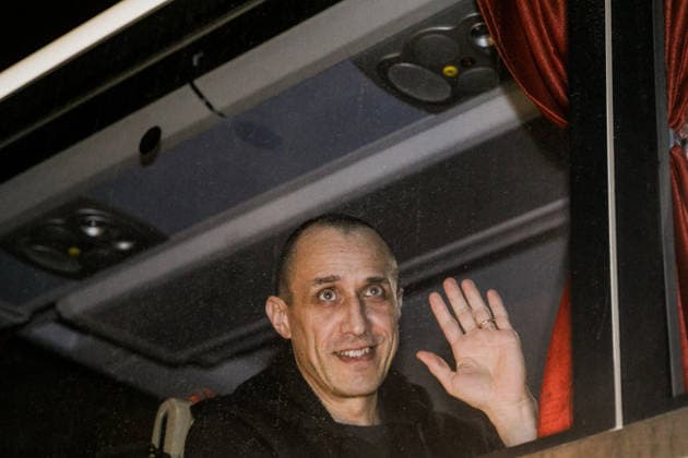 Former Belarusian political prisoners arrive in Warsaw, Poland - 18 Dec 2025 Pavel Seviarynets greets journalists while traveling from Ukraine to Lithuania. About 100 Belarusians and former political prisoners arrived at night from Ukraine. They were released on 13 December 2025 under Belarusian–US agreements and were forcibly taken to Ukraine. After several days in Ukraine, about 80 people will remain. Around 20 others will travel to Lithuania. At least two more people, opposition leaders will go to Germany at the invitation of the Foreign Ministry. Warsaw Poland Copyright: xVolhaxShukailax xSOPAxImagesx VSHUKAILA_4253