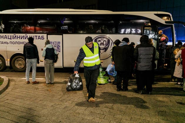 Former Belarusian political prisoners arrive in Warsaw, Poland - 18 Dec 2025 A volunteer helps carry the belongings of former political prisoners on arrival. About 100 Belarusians and former political prisoners arrived at night from Ukraine. They were released on 13 December 2025 under Belarusian–US agreements and were forcibly taken to Ukraine. After several days in Ukraine, about 80 people will remain. Around 20 others will travel to Lithuania. At least two more people, opposition leaders will go to Germany at the invitation of the Foreign Ministry. Warsaw Poland Copyright: xVolhaxShukailax xSOPAxImagesx VSHUKAILA_4290