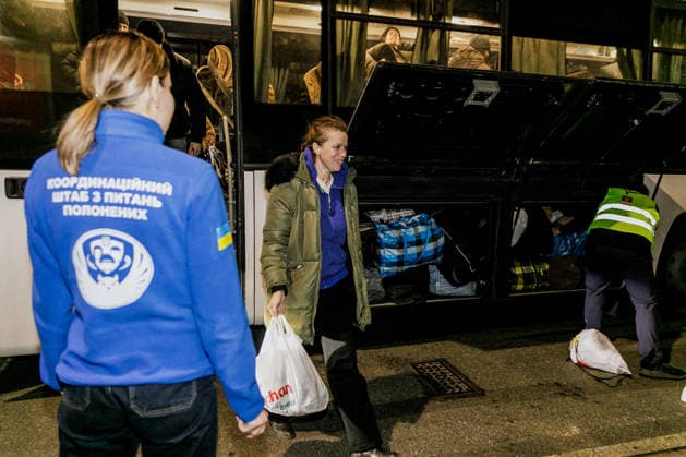 Former Belarusian political prisoners arrive in Warsaw, Poland - 18 Dec 2025 A former political prisoner gets off a bus after arrival. About 100 Belarusians and former political prisoners arrived at night from Ukraine. They were released on 13 December 2025 under Belarusian–US agreements and were forcibly taken to Ukraine. After several days in Ukraine, about 80 people will remain. Around 20 others will travel to Lithuania. At least two more people, opposition leaders will go to Germany at the invitation of the Foreign Ministry. Warsaw Poland Copyright: xVolhaxShukailax xSOPAxImagesx VSHUKAILA_4344