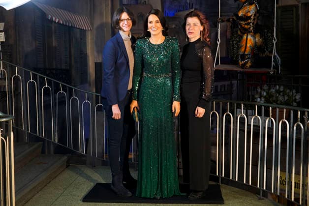 Entertainment Bilder des Tages cntv: HRH Catherine, Princess of Wales, GCVO, CH, Catherine Fuerstin von Wales steht als neue Figur im Hamburger Wachsfigurenkabinett, dem Panoptikum auf der Reeperbahn auf St.Pauli Die Nachbildung auis Wachs von Catherine, Prinzessin von Wales, in der mitte neben Susanne Faerber Panoptikum Geschaefstfuehrerin und Lisa Buescher Figurenbauerin des Panoptikum am 18.12.2025 in Hamburg Hamburg Deutschland