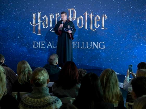 Paul Zaller (President und CEO von Imagine Exhibitions, Inc) während der Ausstellungseröffnung Harry Potter: Die Ausstellung im Erlwein Forum in Dresden. Es ist die bisher umfangreichste Zusammenstellung von Harry Potter -Filmrequisiten und Kostümen. Harry Potter - The Exhibition ist noch bis zum 3.Mai 2026 zu erleben.