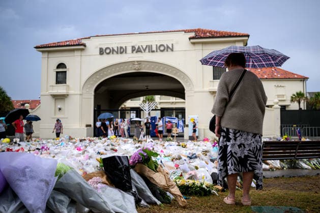 BONDI BEACH SHOOTING, Mourners place flowers at a memorial at Bondi Beach in Sydney, Saturday, December 20, 2025. Australia is in mourning after gunmen opened fire on Bondi Beach, killing 15 people in an attack designed to target the Jewish community. ( NO ARCHIVING Sydney New South Wales Australia  Copyright: xBiancaxDexMarchix 20251220149719091384