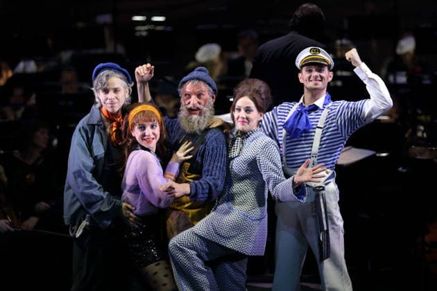 Alexander von Hugo (als Anatol Brown), Sophia Euskirchen (als Virginia West), Hans Gröning (als Jonas), Alma Sade (als Chica) und Tobias Joch (als Kay), v.l., während der Fotoprobe für In Frisco ist der Teufel los in der Komischen Oper im Schillertheater in Berlin, 19. Dezember 2025. Operette in vier Akten von Guido Masanetz. Musikalische Leitung Kai Tietje. Szenisches Arrangement Martin G. Berger. Kostüme Esther Bialas. Premiere ist am 21. Dezember 2025. Komische Oper Berlin In Frisco ist der Teufel los